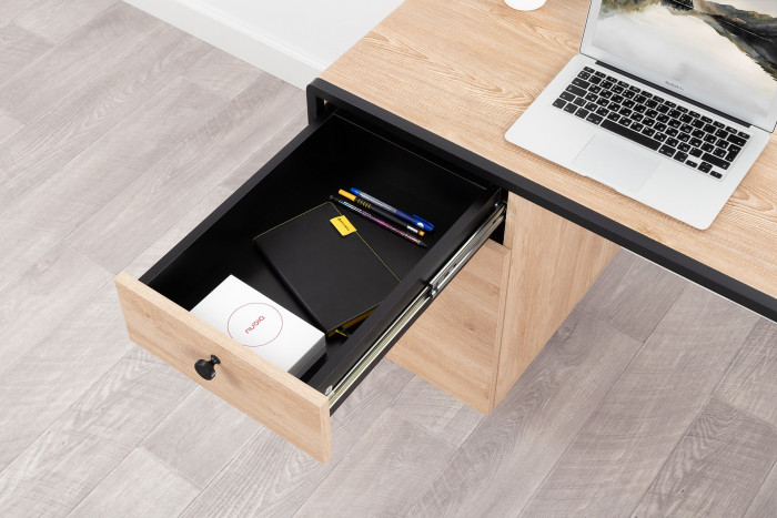 Брюс Стол письменный 12.157, цвет чёрный/Battle rock Santiago/столешница МДФ ель карпатская, ШхГхВ 130х62,6х75 см., универсальная сбока